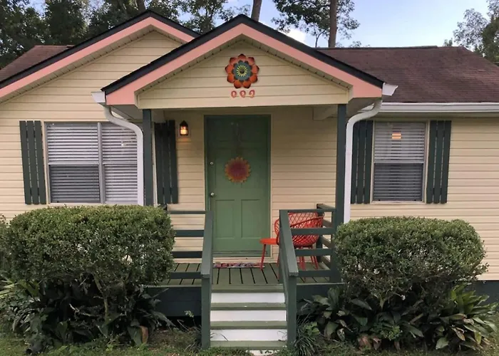 Quiet-clean-cottage-dogs Kitchen * Tallahassee