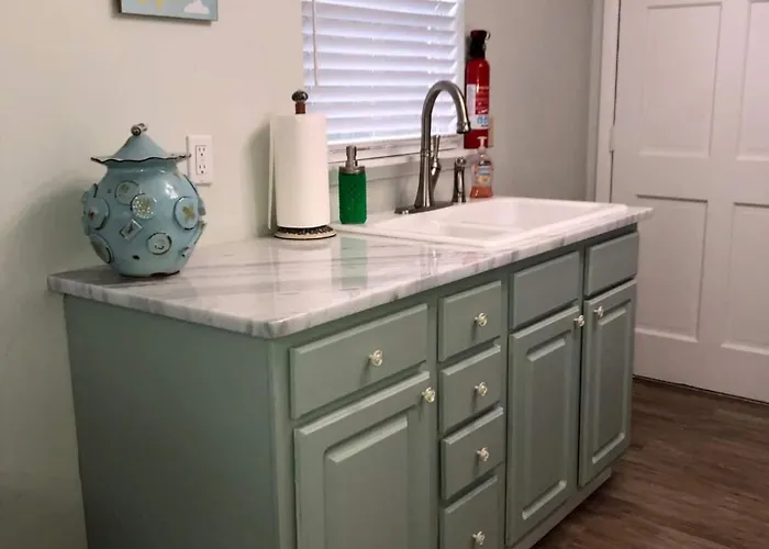 Quiet-clean-cottage-dogs Kitchen